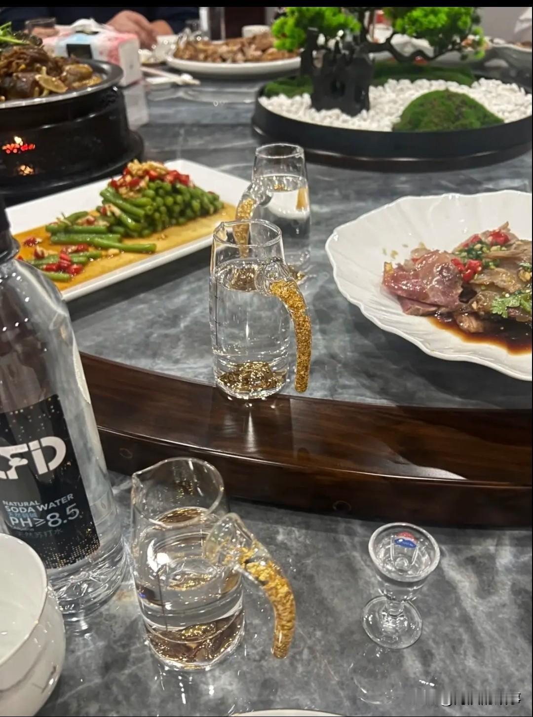 过了40最让人羡慕的事一定是能正常吃喝的人，啥都能吃，啥都能喝，主打一个不扫兴，