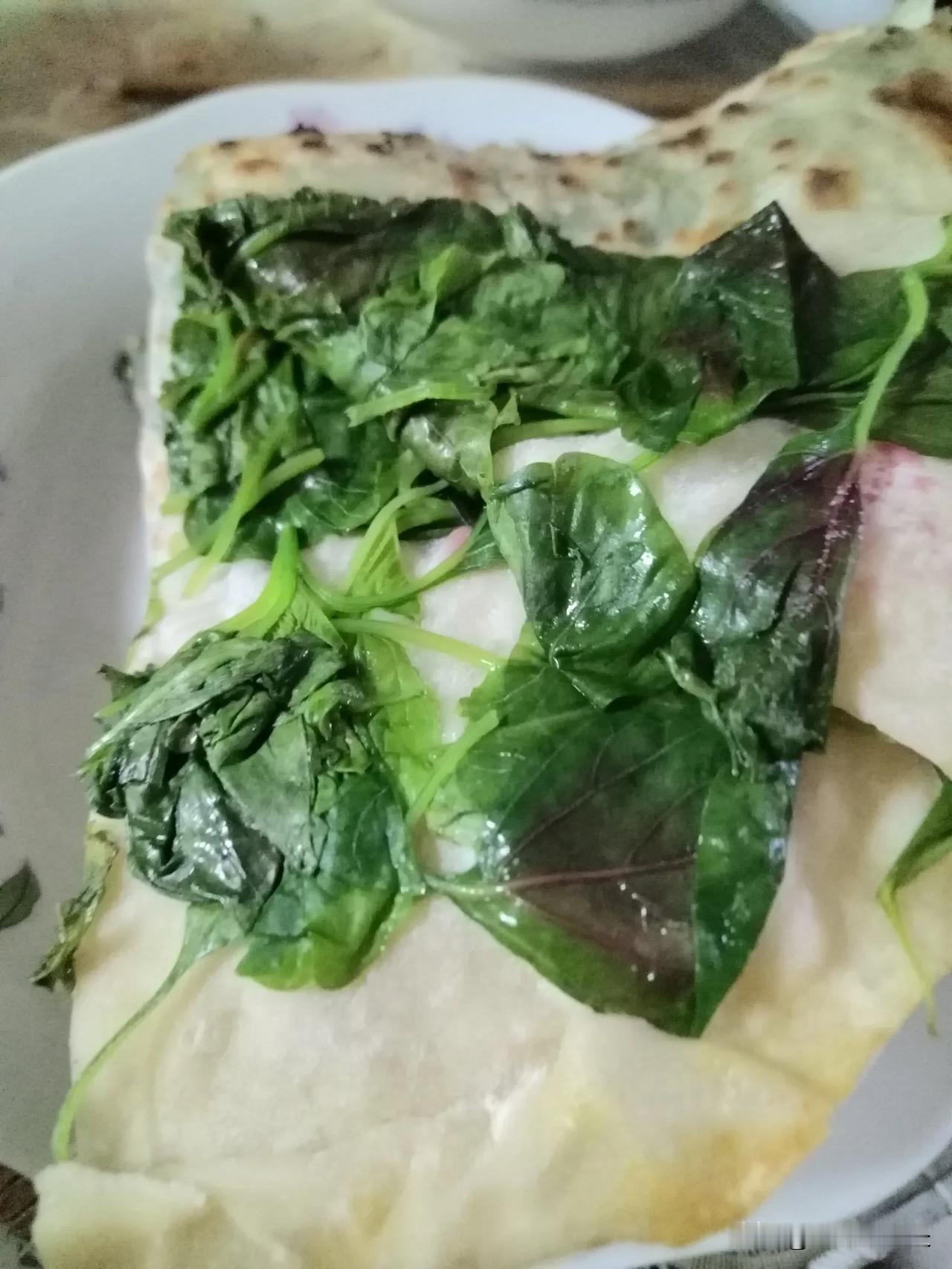 夏日生活打卡季美味菜馍，早上跑步回来烙了几个菜馍。配上羊奶。