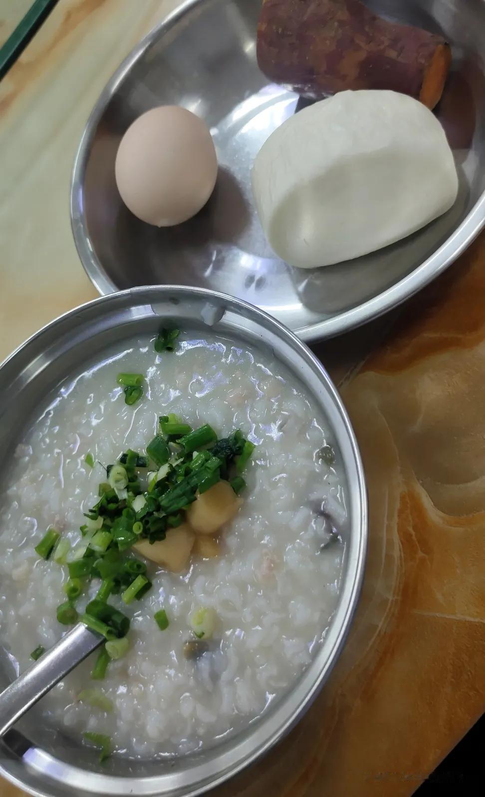 今天的早餐吃了一碗皮蛋瘦肉粥，瘦肉粥里面加了几块泡嫩姜，还加了一点小葱碎，一个鸡