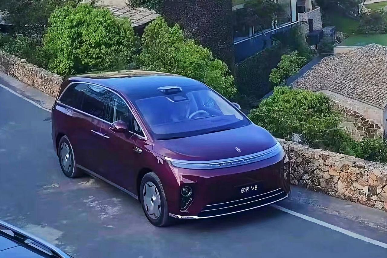 鸿蒙智行的MPV是不是有点多了？享界V8也曝光了！

尊界V680/V800刚上