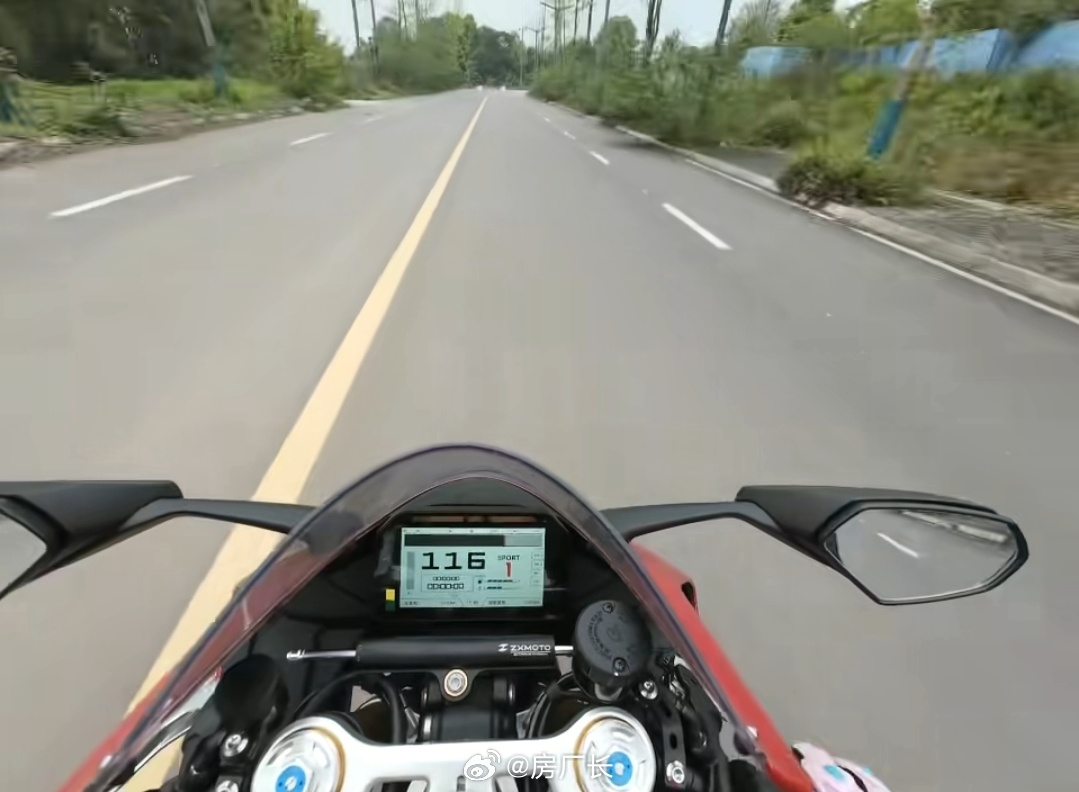 张雪820RR真猛啊，一挡没拧到底就跑到116，难怪不卖给新手 