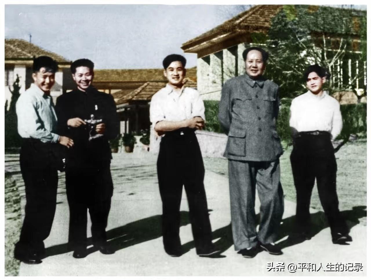 1958年毛主席在武汉东湖宾馆。左起：李连成、罗光禄、张仙朋、封耀松。
