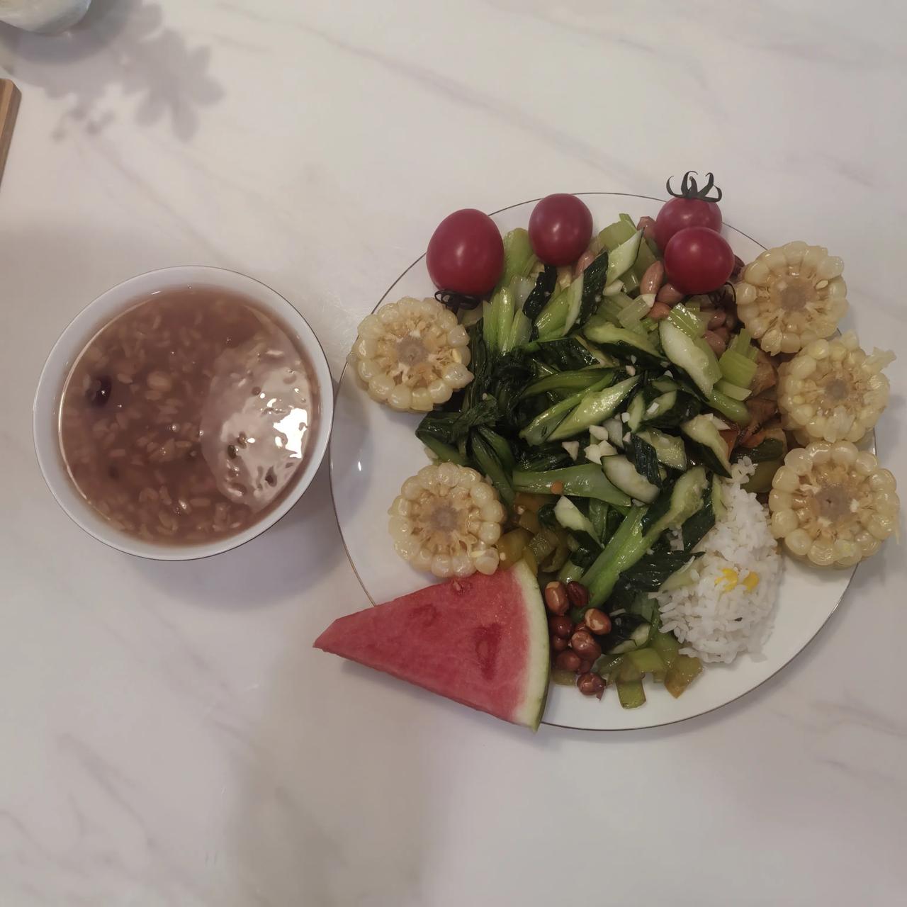 《早餐》
最近工作有点忙，
好久没有头条晃。
今天感冒露个脸，
感恩各位关注咱。