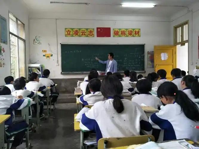 初中和高中一对比，你会发现：

1、初中成绩好，到高中掉队的概率真不小！有不少孩