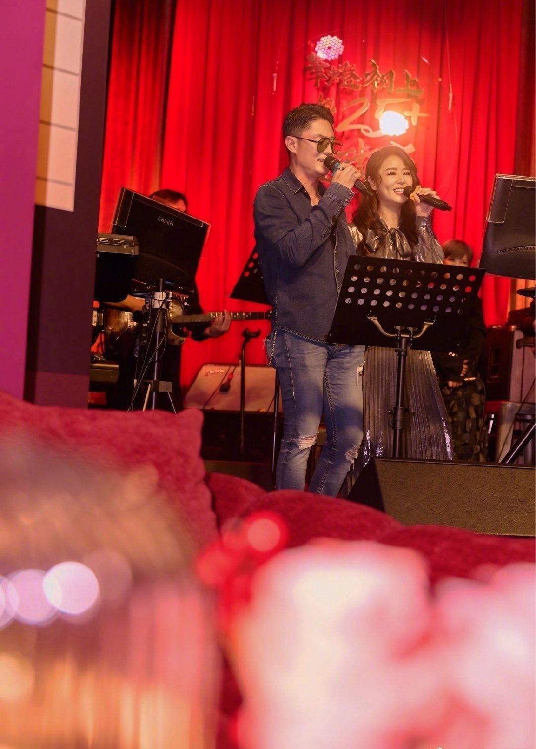 主持人：一开始完全没想过会和霍建华走到一起吗？
林心如：真的没想过，我们做了十年