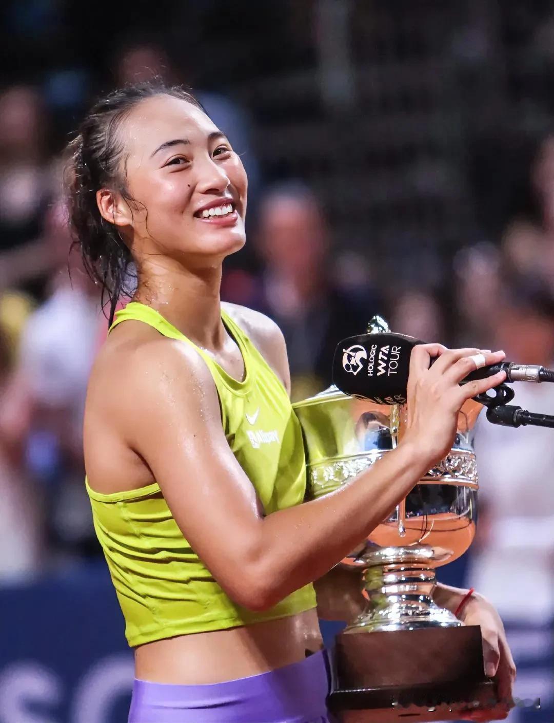 WTA最新世界排名(TOP20排名和积分情况)
1. 斯瓦泰克(🇵🇱波兰) 