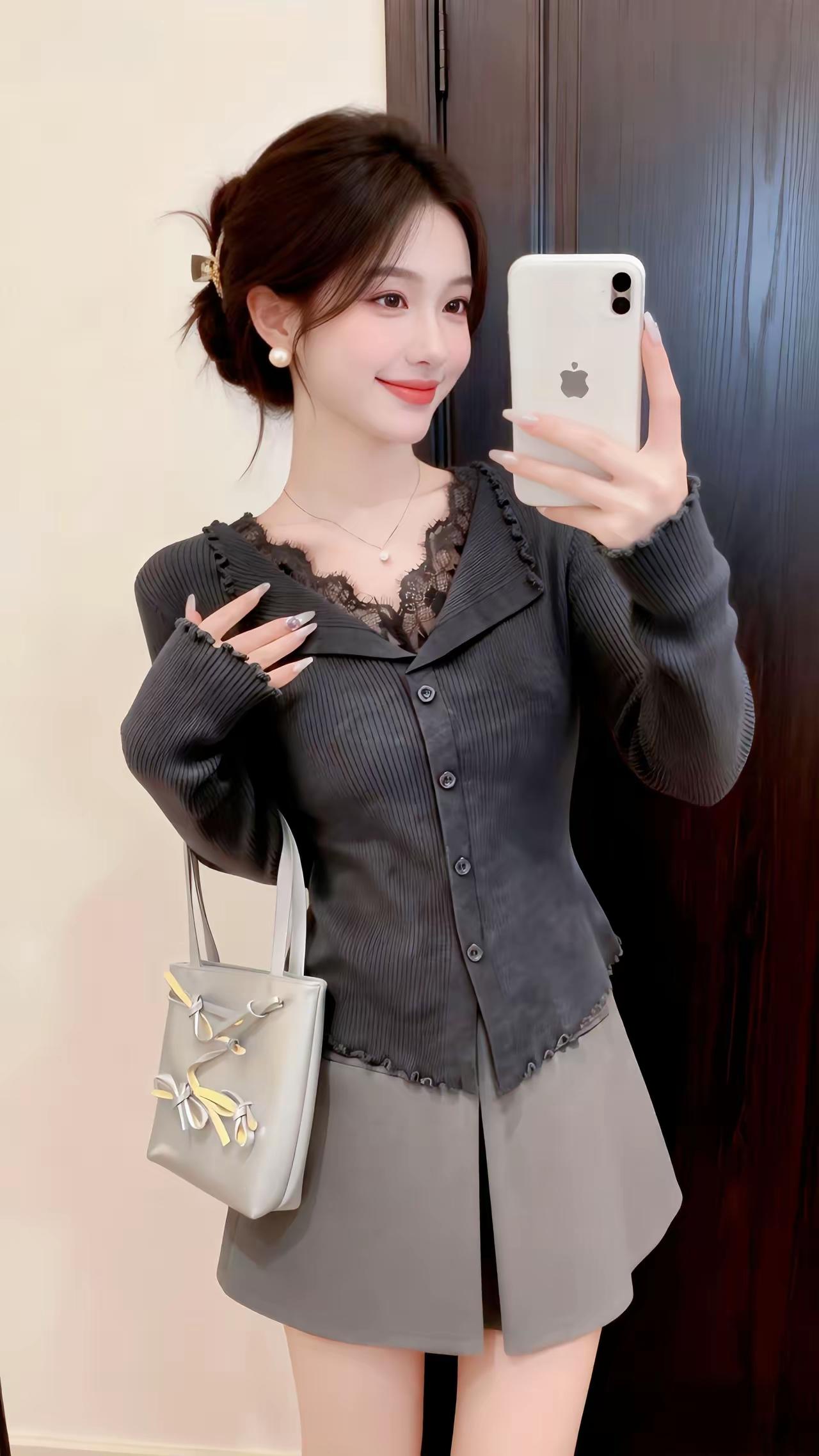 优雅气质穿搭，灰色连衣裙搭配黑色针织开衫，精致配饰点缀，轻松打造时尚风格。