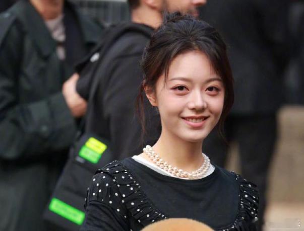70后女星早已淡出时尚圈，曾黎虽然在影视圈名气实力一般，但这几年热度还不差，偶尔