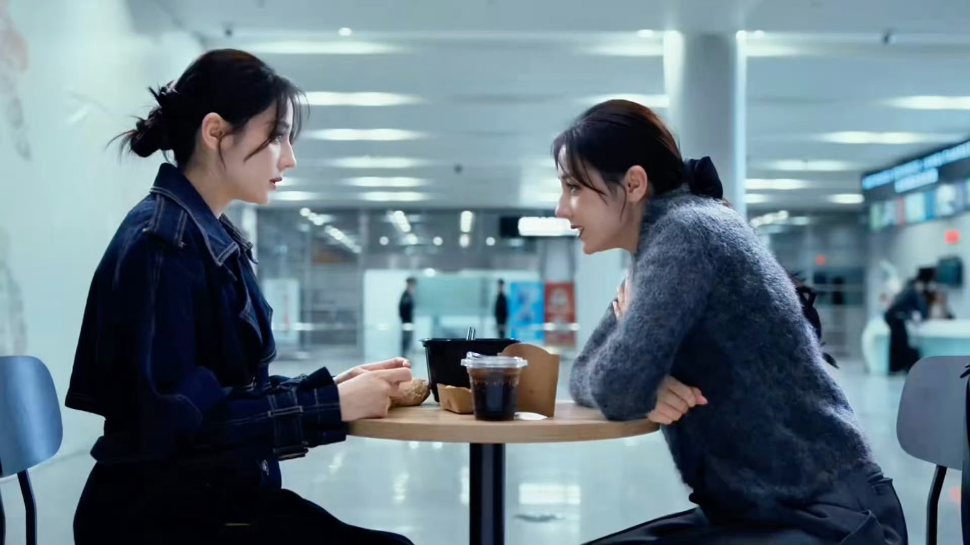 人为什么不能拥有两种不同的人生，迪丽热巴一人分饰两角，好会演啊啊啊迪丽热巴两个卫