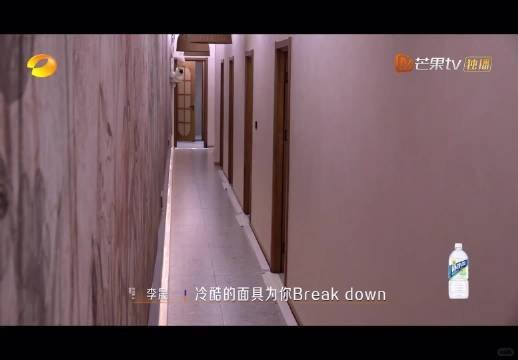 李晟 不怎么花钱但会省钱实锤了姐 背这一身瓶子要去哪啊要换钱钱嘛 ​​​