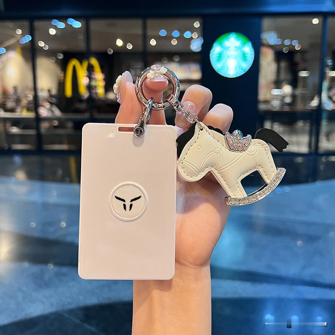 谁用车还没点糟心顾虑？但红旗天工05偏要当“全能安全搭子”，把代驾、停车、行车的