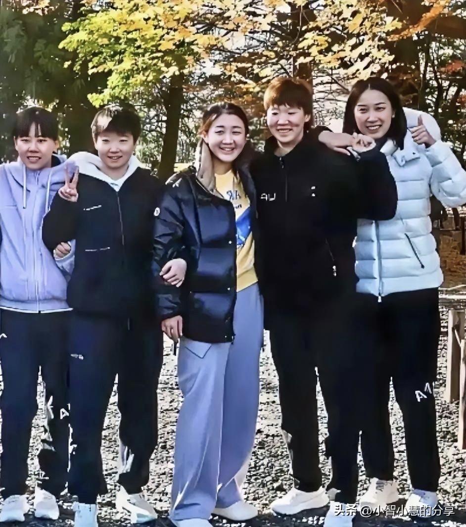 女子乒乓球运动员的五朵金花在户外的一张珍贵合影，她们玩的很开心，运动员的范儿十足