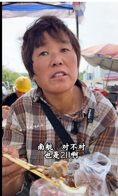 “这农民工大娘真有格局，与文化无关！”，“没文化的比有文化的人说的都好！”
一位