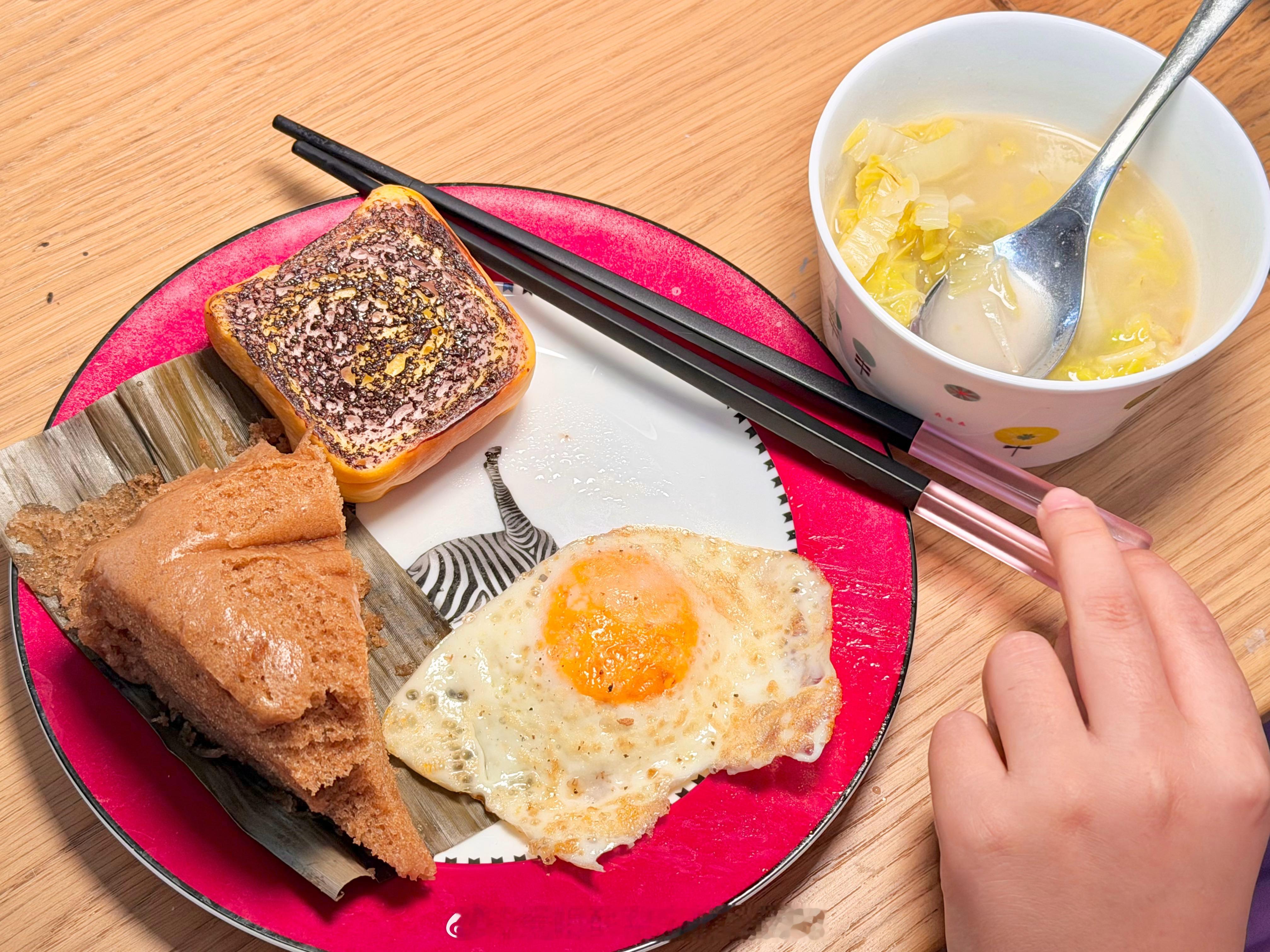 天冷了就可以吃点汤汤水水之类的我这个巧克力涂烤吐司真的每次都像是糊了吗[笑cry