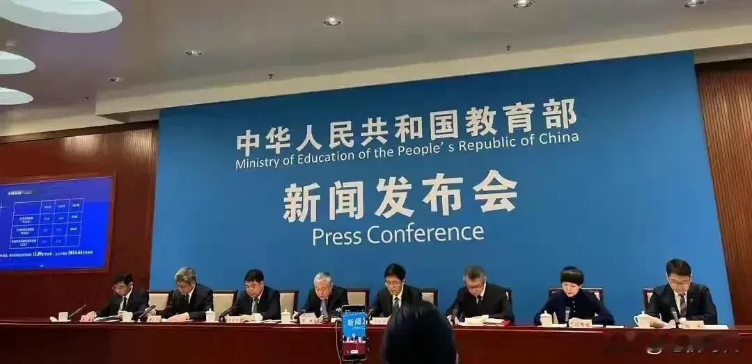 2023年新出生人口900万，六年后小学一年级生源900万。但，2023年小学一