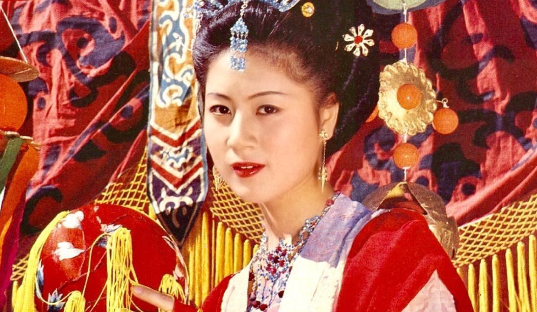 1992年，余秋雨46岁娶30岁马兰，马兰表示这段婚姻陪伴时间越久越有意义
19