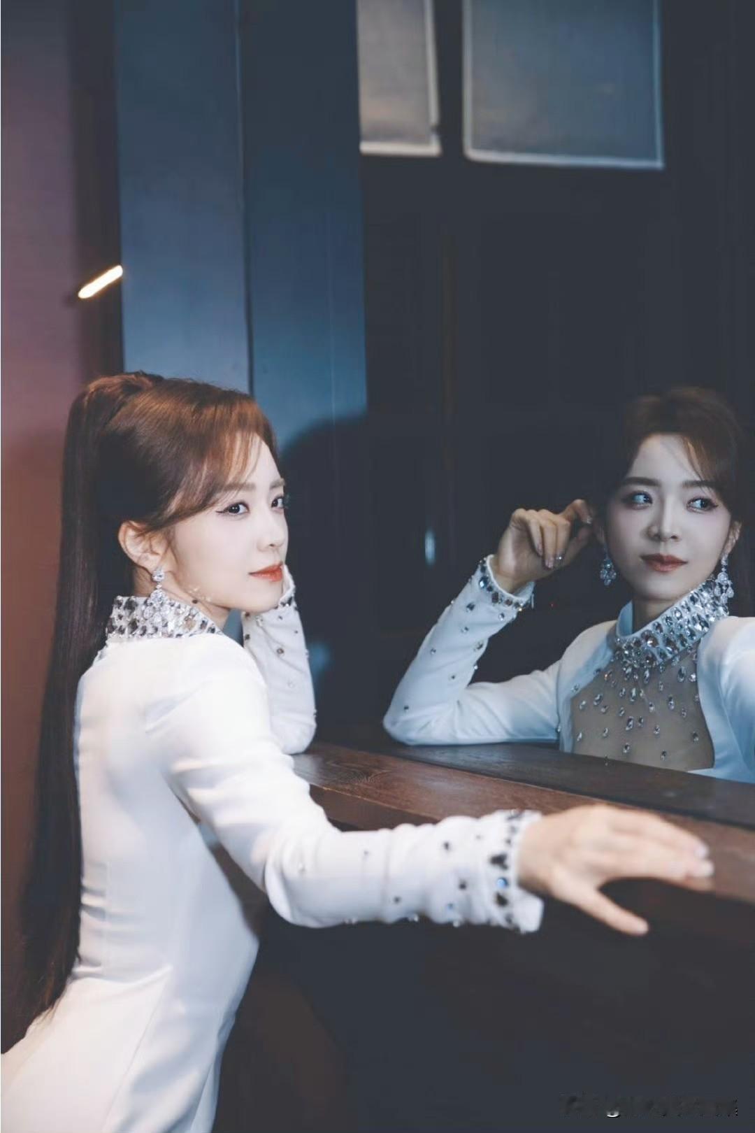 余霜这组白裙壁纸简直美炸！作为LPL当家花旦、双语主持一姐，她在电竞圈可是响当当