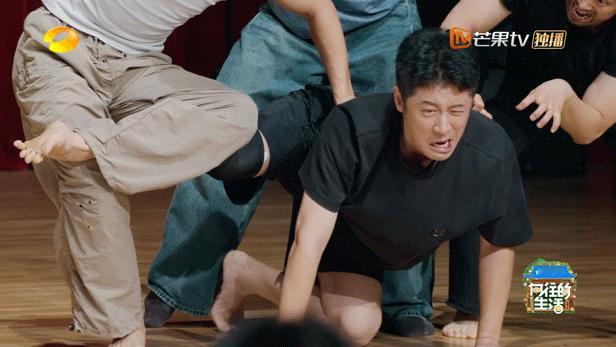 任重狗塑表演天花板向往的生活 被任重歪头杀击中心脏！那45度角的困惑表情，那因兴