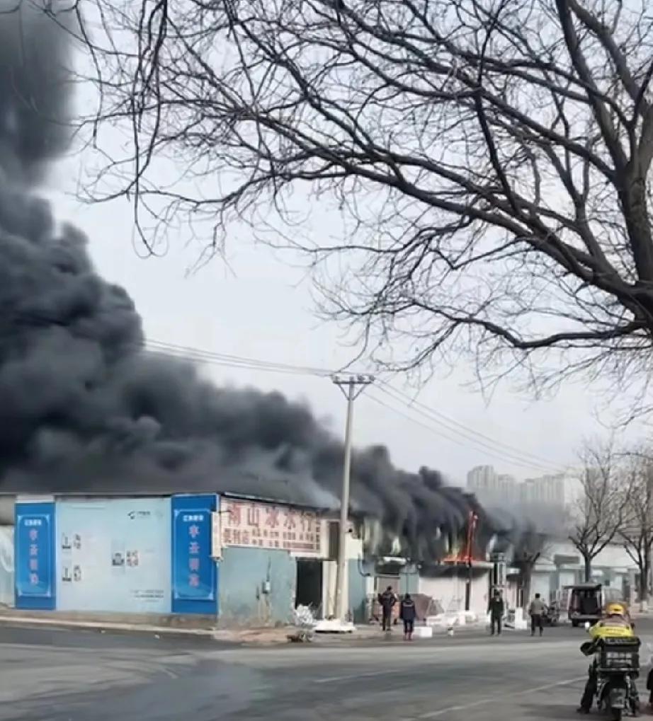 3月7日，沈阳大连湾过渔海鲜市场突发火灾，现场情况紧急，引发广泛关注。

据了解