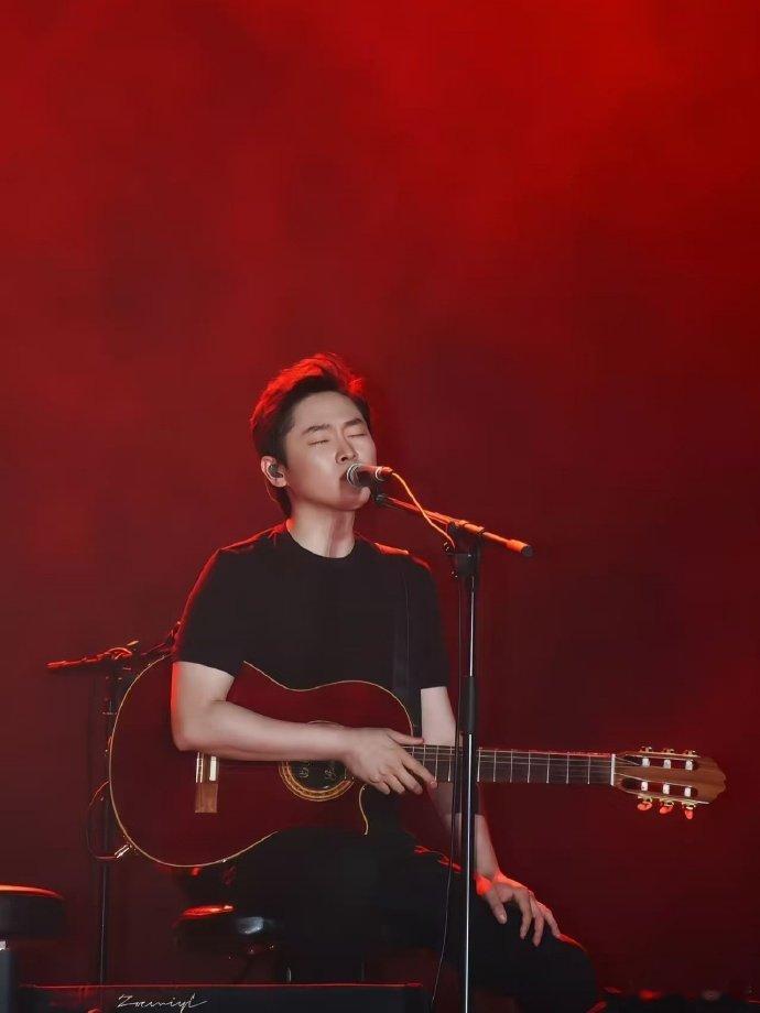 那英突然被cue后戏瘾大发《声鸣远扬》的欢乐瞬间！张卓尔演唱《男孩》被提及原唱是