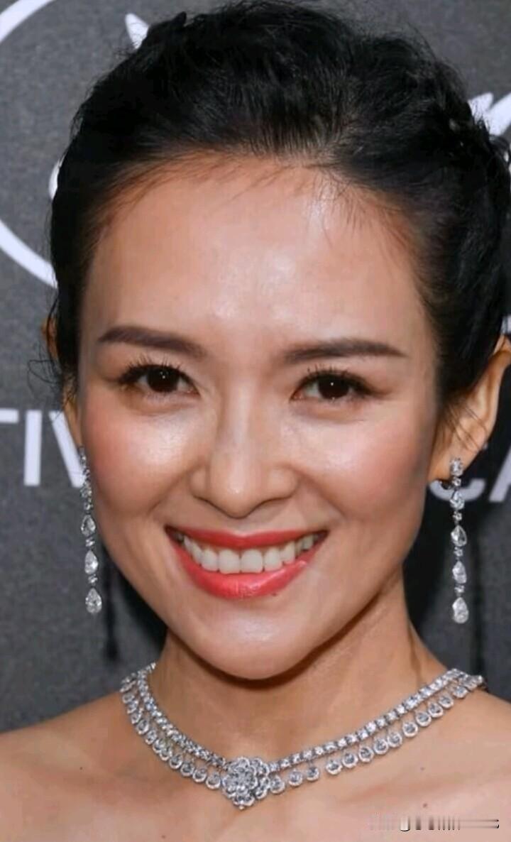 章子怡真是老天爷追着喂饭吃的典型！五官精致得像画出来，演戏从国内横扫到国际，给中