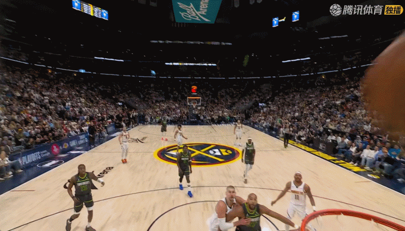 凸显NBA裁判业务水平的两个回合，扎克·萨巴今天带领的裁判组这两次关键的判罚几乎