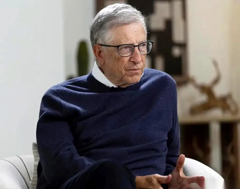 比尔盖茨最近一番话，直接让人后背发凉！
 
他直言：不出十年，看病、教书这类现在