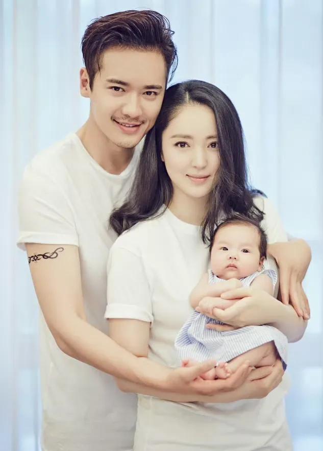 考古到高云翔和董璇女儿小酒窝百天照，当时一家三口拍摄全家福，小酒窝正脸首次曝光，