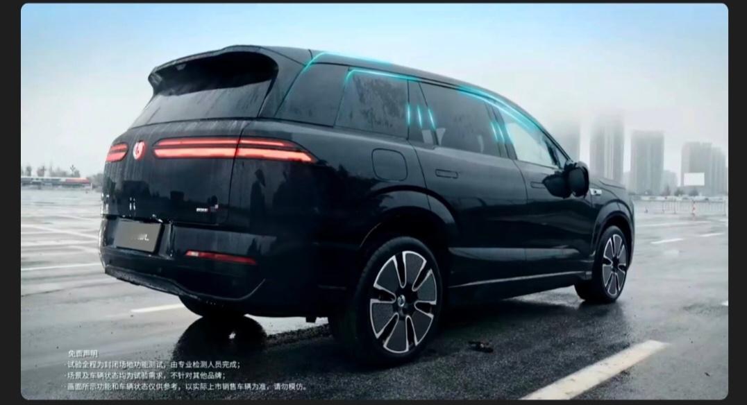 比起眼花缭乱的配置，这种润物细无声的安全感扎实的车身结构，应对日常路上各种突发路