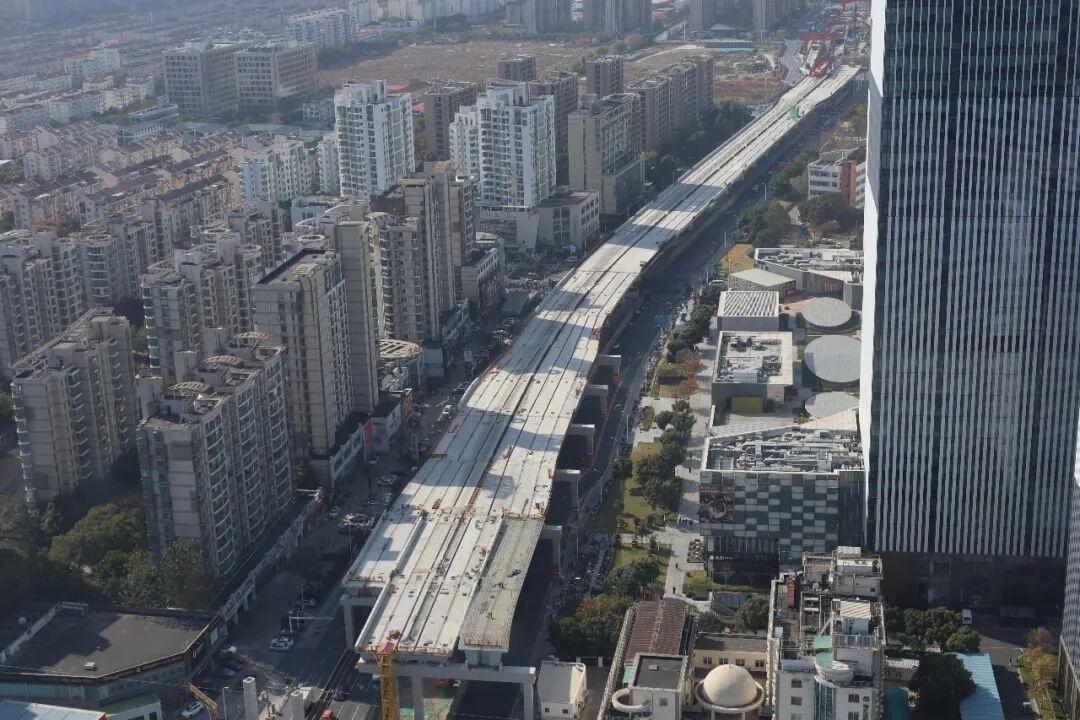 上海漕宝路快速路截至2026年10月，工程整体进度非常乐观：西线隧道盾构推进完成