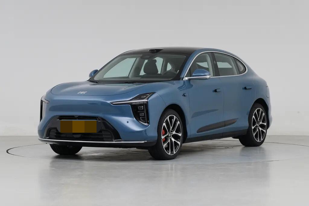新一代智己LS6定位中大型SUV，外观运动时尚，特别是前脸大灯造型。内饰科技感十