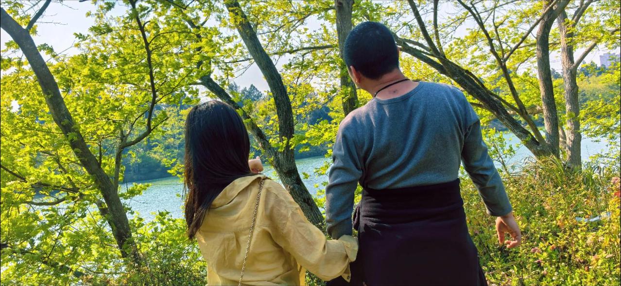 平淡的幸福

时光长河静静流淌
寻找追寻着梦的方向
远方有璀璨光芒
身旁也有微光