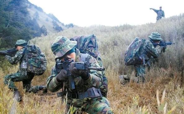美国智库突然抛出惊人建议：驻台美军应全部撤离，并宣称“没必要直接保台”。这一警告