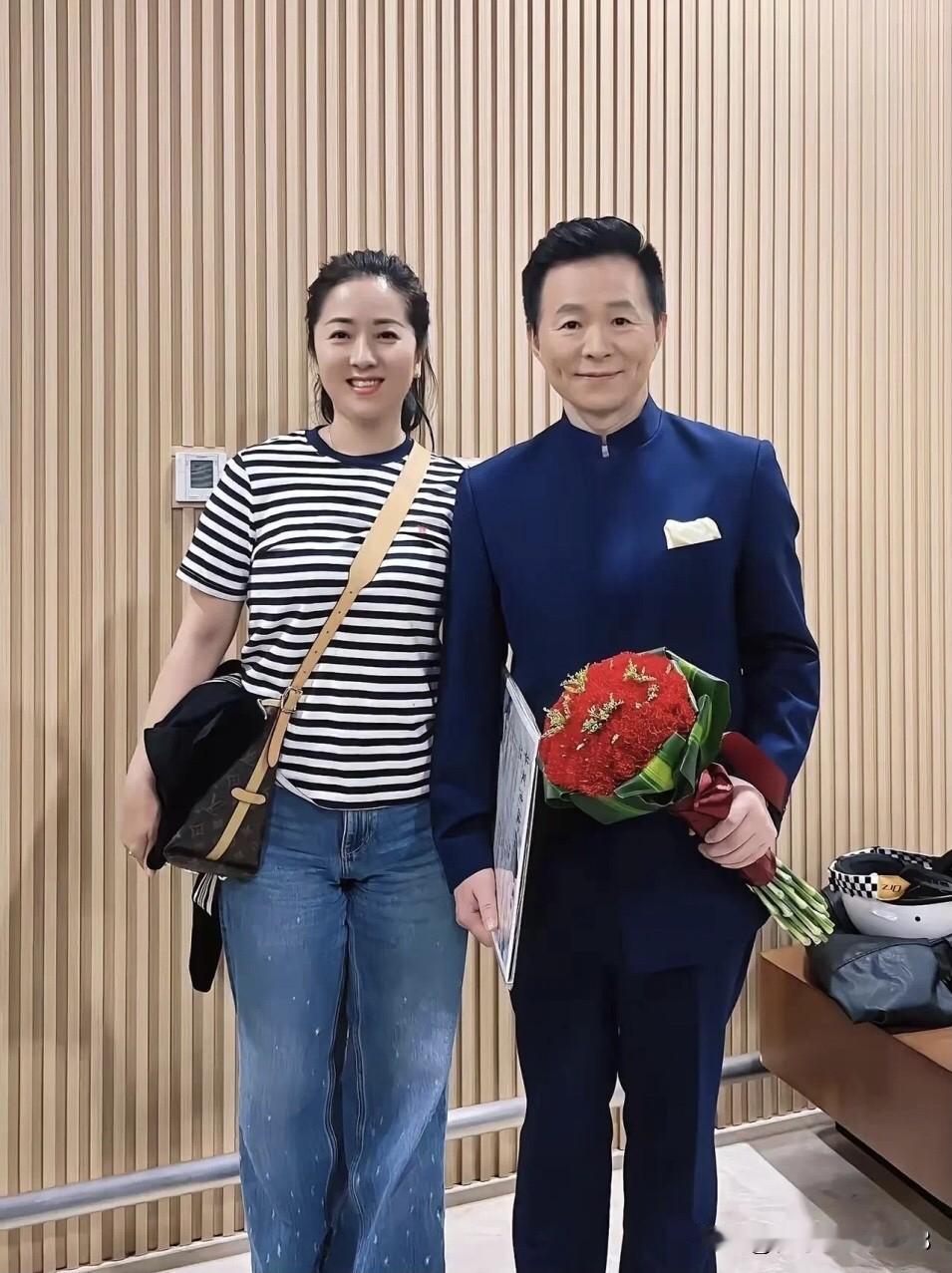 穿藏蓝色套装衣服的是歌唱家王宏伟，他气质好好，身材也管理的到位，和之前几乎没有怎