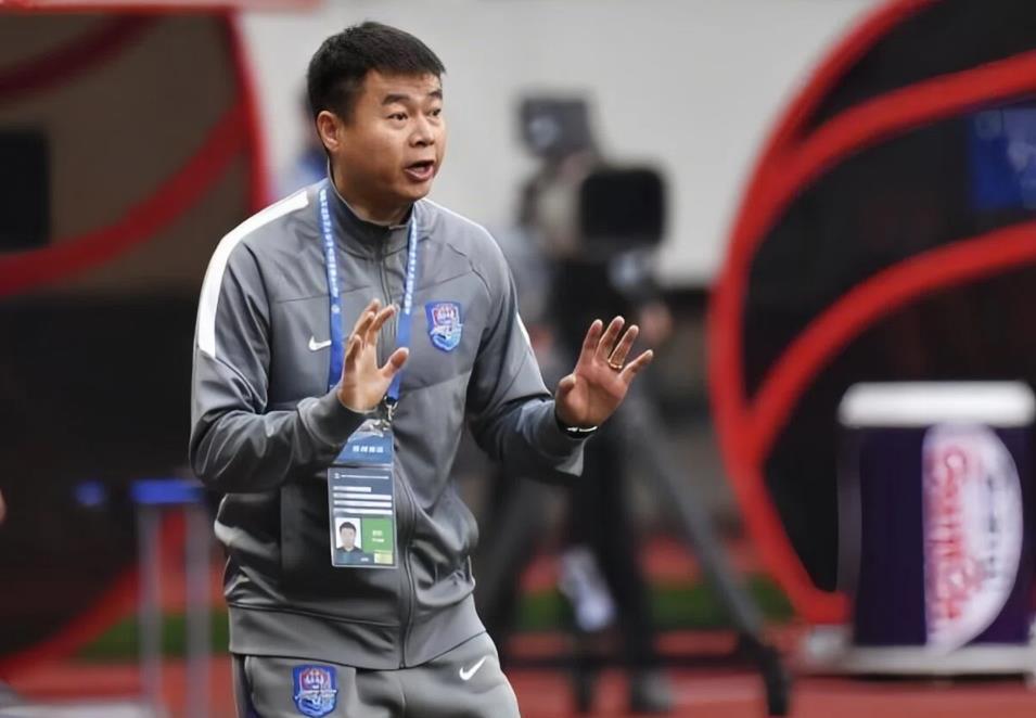 我以为，任何人都没有指责于根伟的资格！试问，哪位中超主教练愿意拿着普通白领的工资