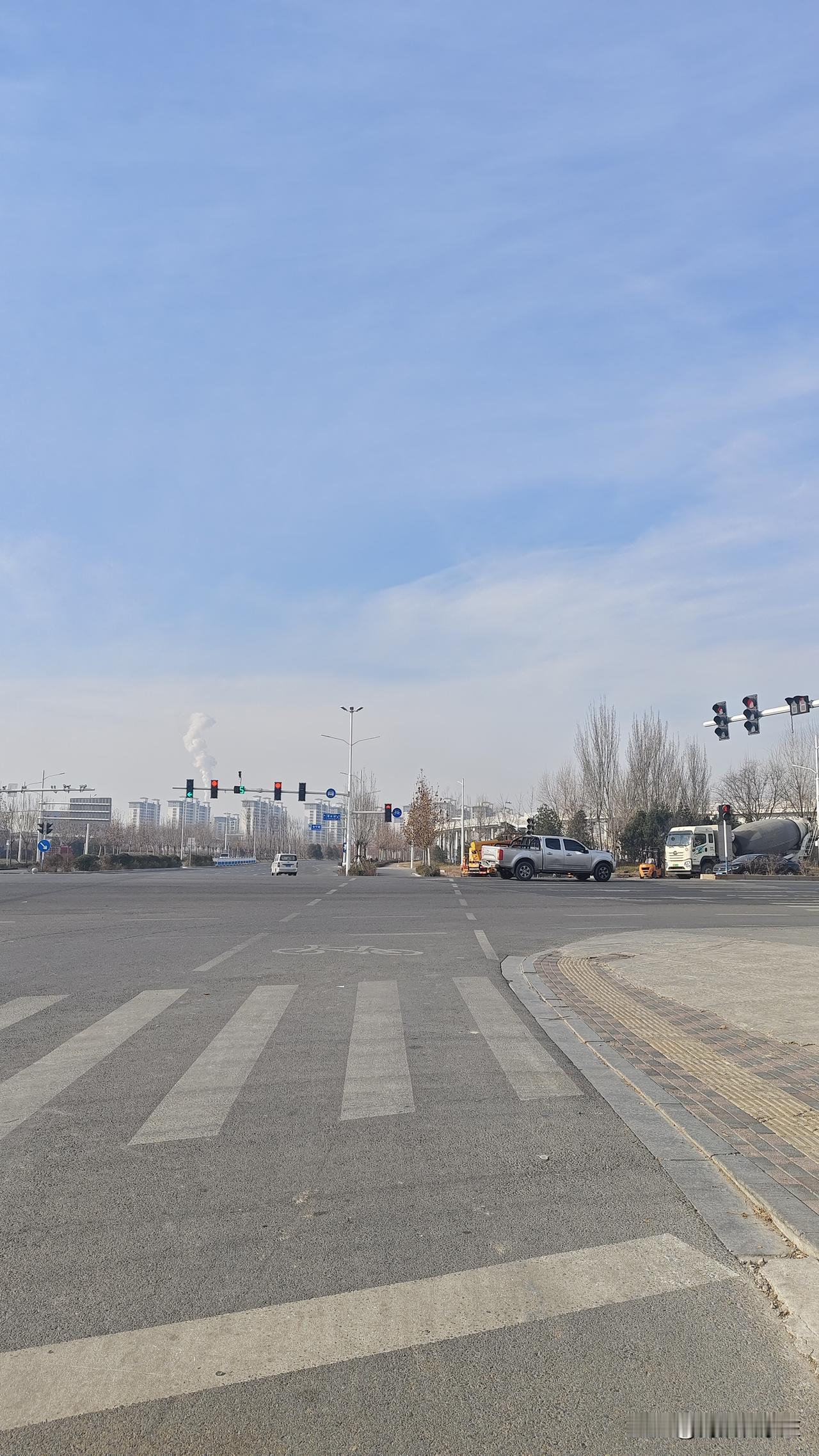 石家庄真该管理汽车交通了！违停，右转不让直行，斑马线不礼让！很多违规行为！
在石