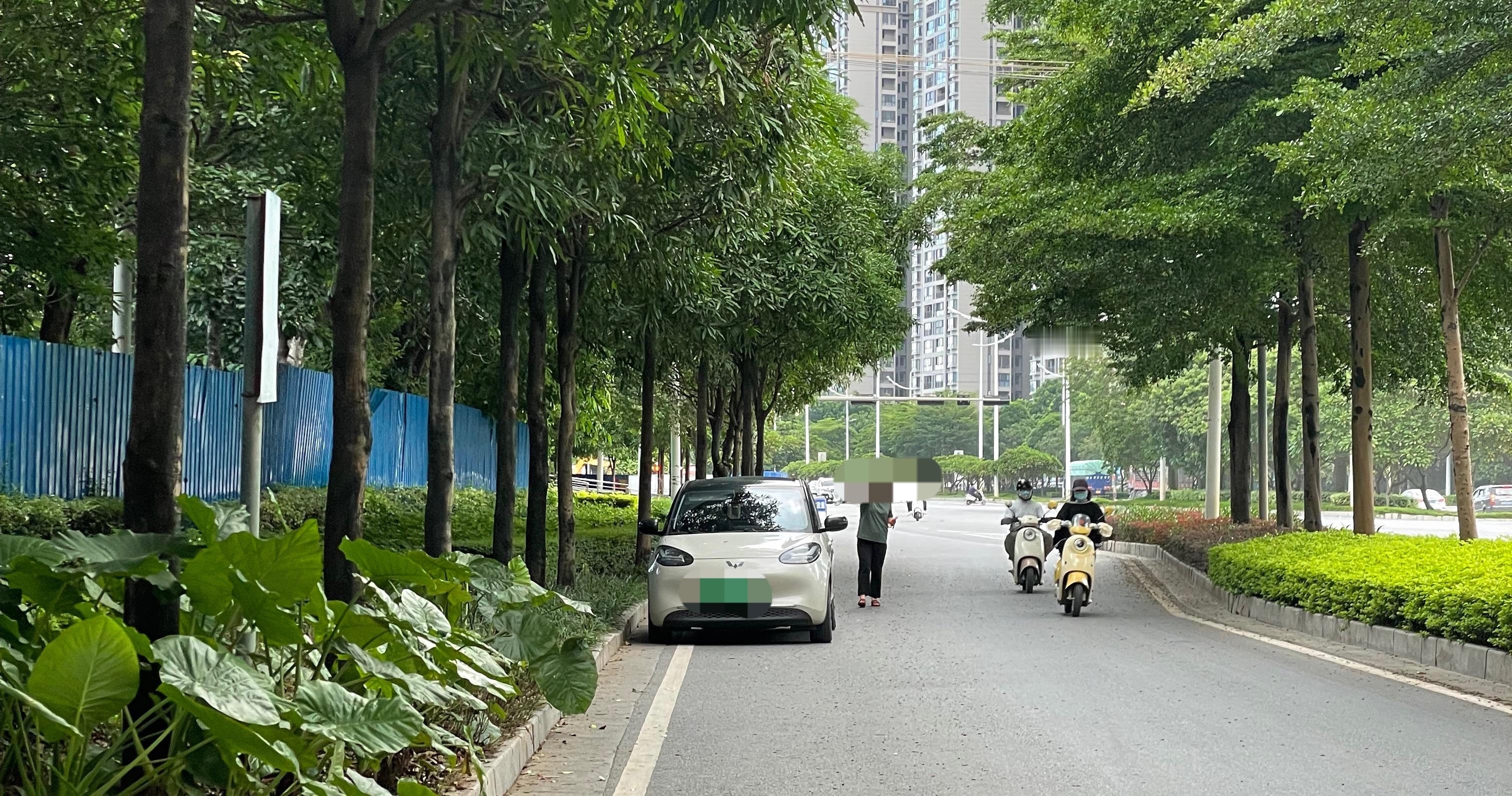 7月10日下午，玉林二环北女子开新能源小车轮胎坏在路边，后来应该是找维修人员过来
