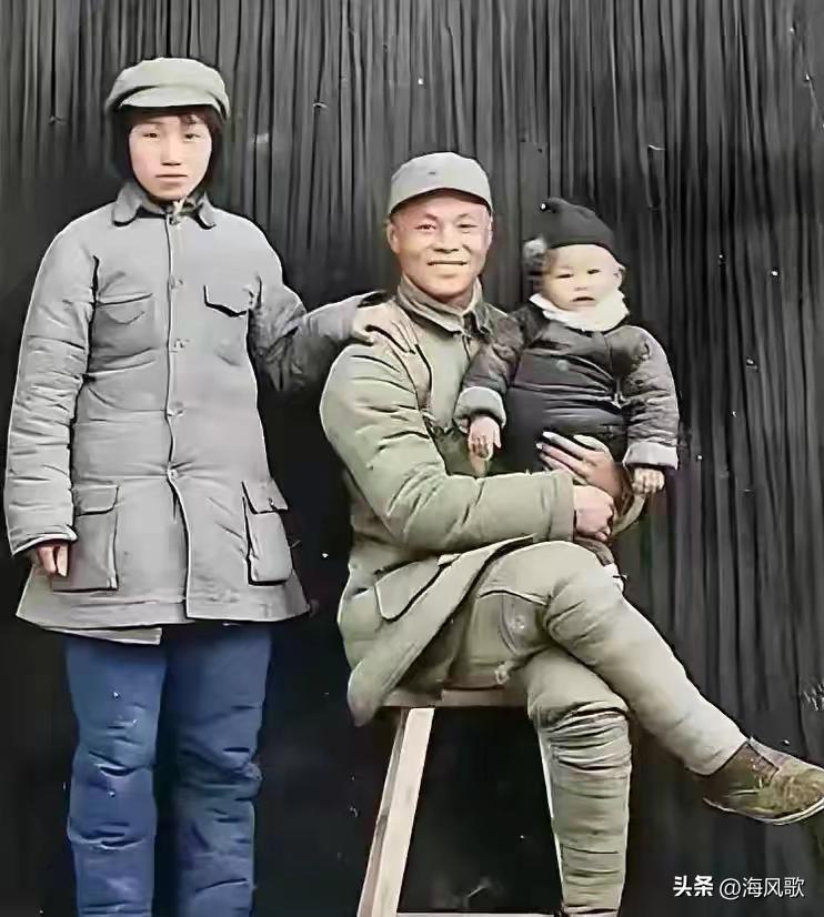 这帧1944年摄于延安的全家福，简朴却动人心魄。八路军晋察冀骑兵团团长范昌标怀抱