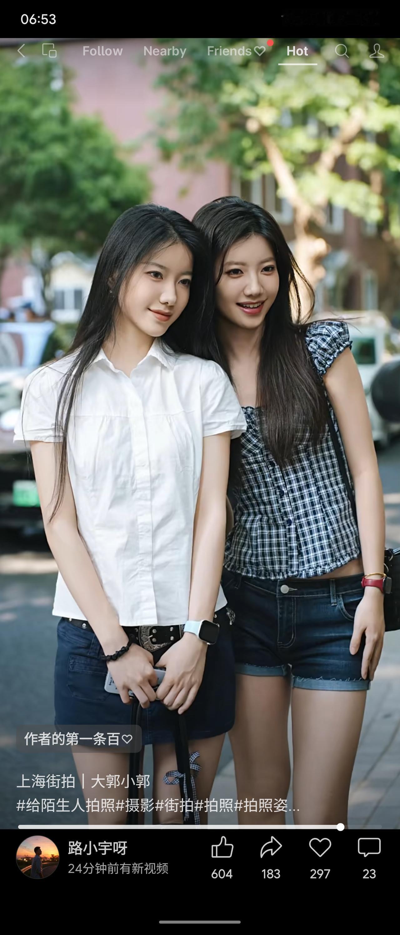 梧桐掩映的上海街头，两位双胞胎长发少女并肩而立。白衬衫清爽干净，格纹短上衣灵动俏