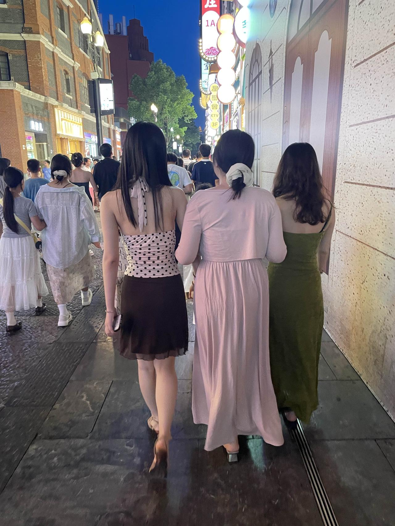 武汉的江汉路，现在和以往有明显不同。
今天陪侄子去逛江汉路，人气依然旺盛，但是和
