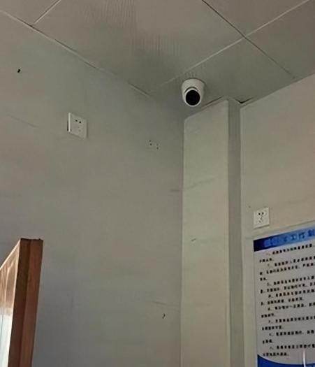 “太崩溃了！” 7月2日报道，广东揭阳，一女子身体不适去医院做心电图检查，她撩起