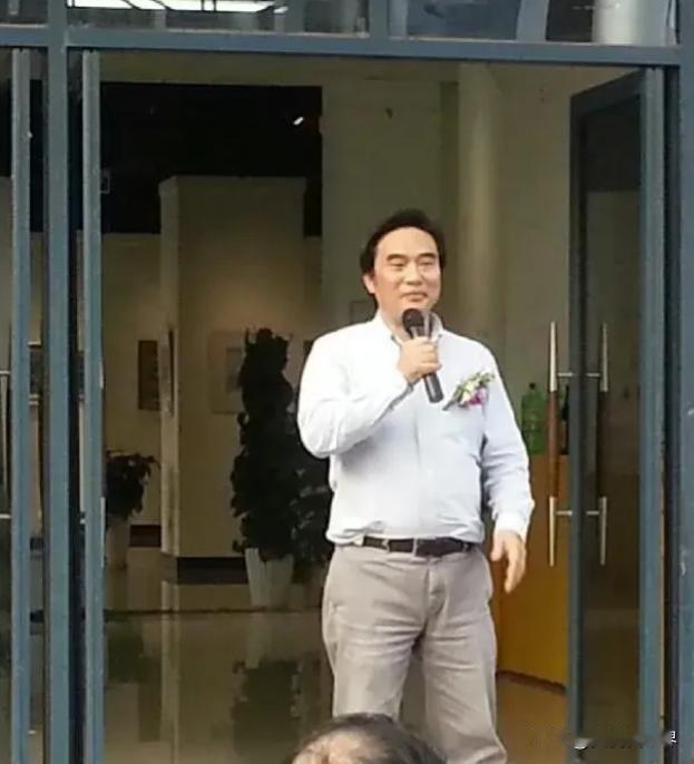 简单粗暴，禽兽教师强奸猥亵女学生，开除报警。
环球网官方账号在1月31日的7:2