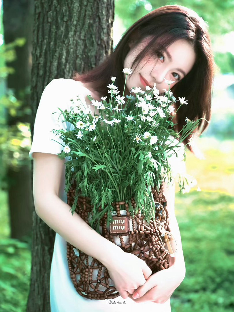 赵今麦赵今麦徐迟 🍒赵今麦无可替代被风拂落的信纸，星河拾起月倒映在海里，你来时