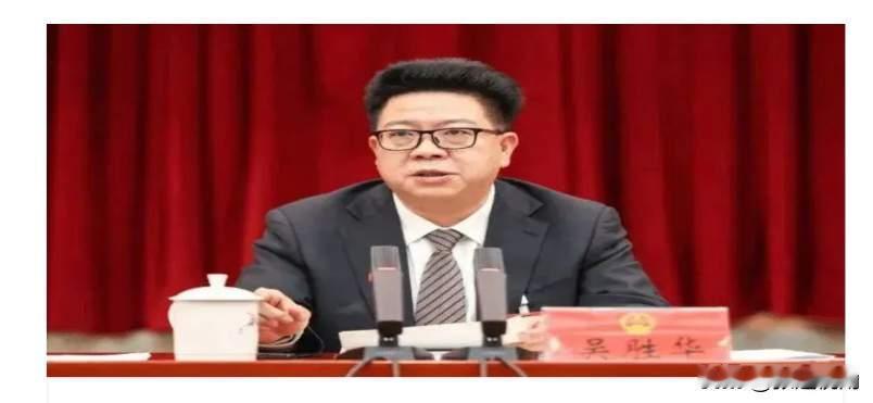 人民日报怒批的这句“前人欠债凭啥我还”，真的是把最离谱的歪理摆到了台面上。
就像