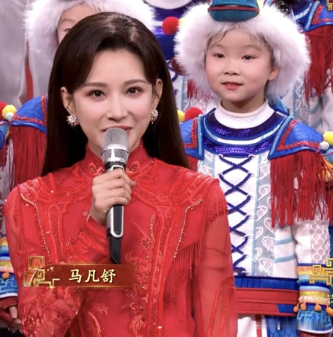 春节联欢晚会开始啦！
无论天南海北，天涯海角，
全国人民共此时！
时光荏苒，如白