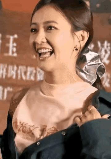 年纪大了以后吐舌头怎么让人感觉怪怪的，还是年轻的时候就有这样的习惯，长大了改不了