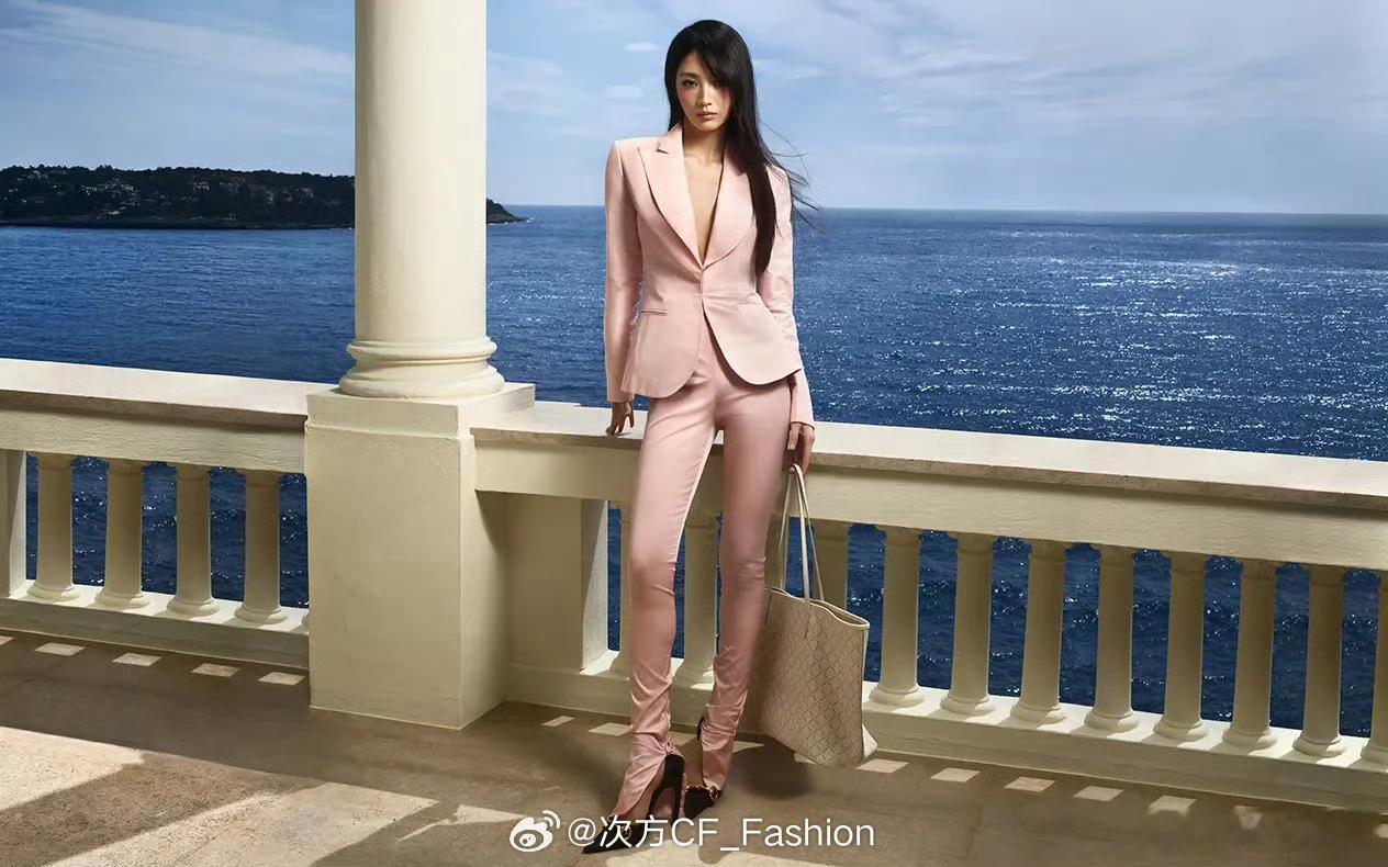 田曦薇出镜Gucci Monte Carlo广告大片！本次广告的第二组图来了粉色