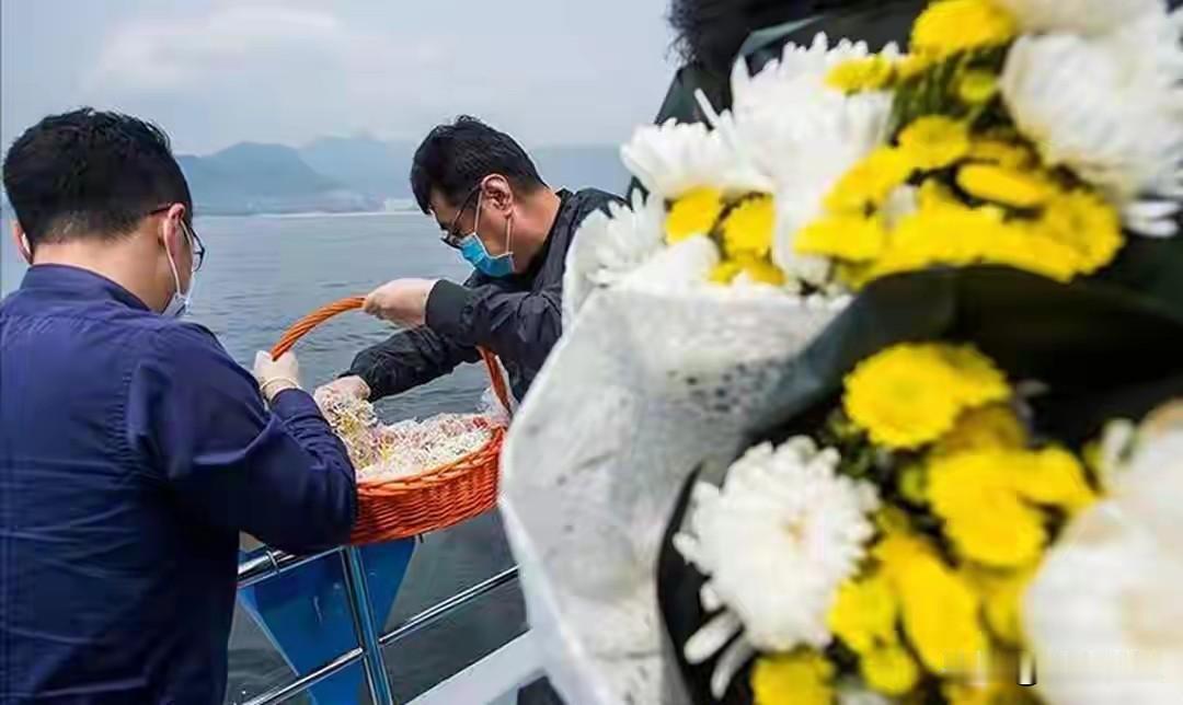 不管你信不信，骨灰撒入大海、不立墓碑的老人，越来越多了。
 
家住二线城市的陈叔