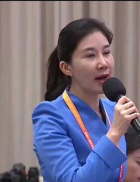 就是这个女记者，在国务院新闻发布会上面，她提出来，怎么样看待现在很多中国人非法钓