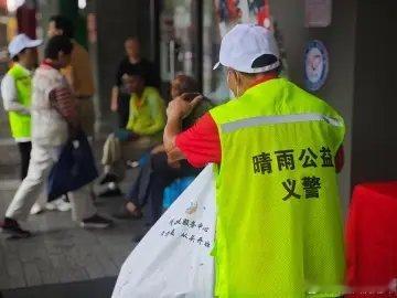 杭州义警·国际驿站反诈现场！杭州晴雨公益义警协助上城公安湖滨派出所，依托便民服务